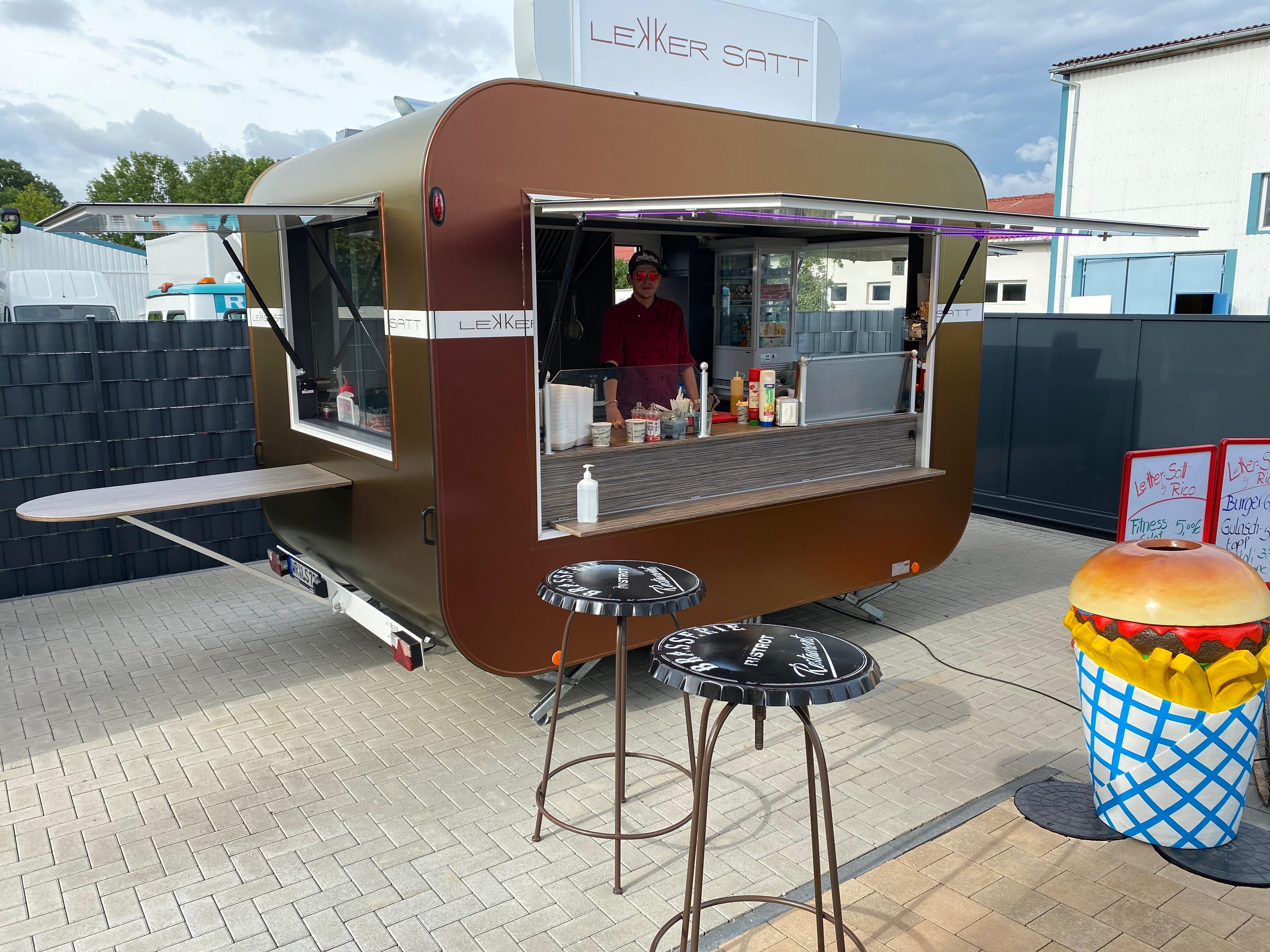 Lekker Satt Food Trailer frontal mit geöffneter Theke